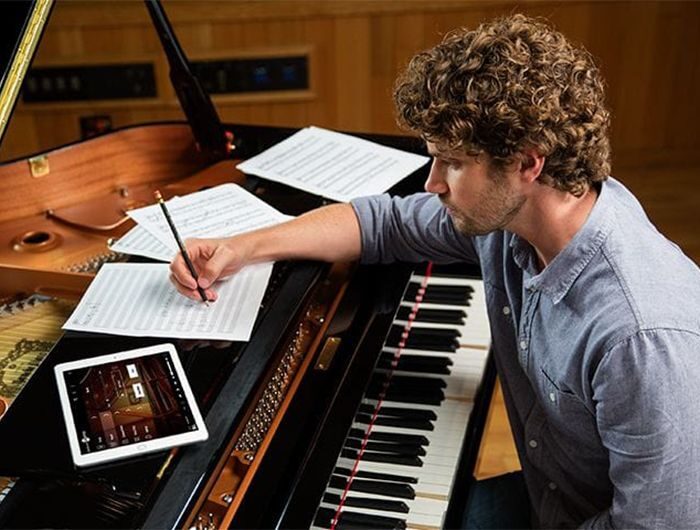 Hände auf der Tastatur eines Yamaha Disklavier