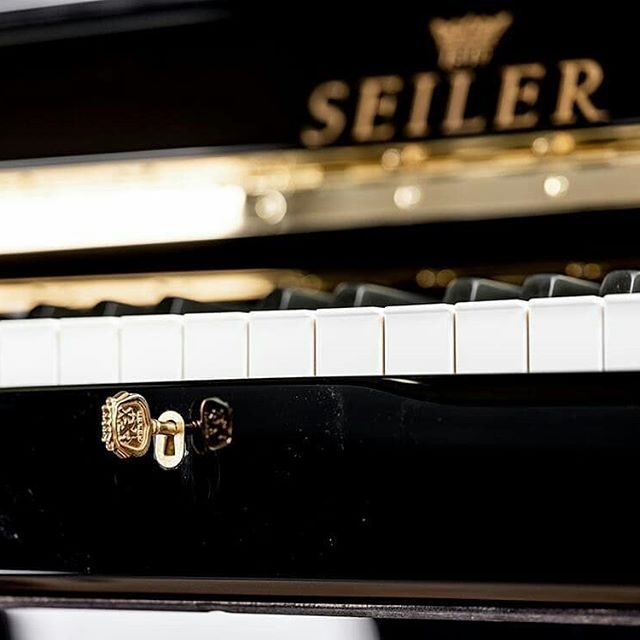 Seiler-Schriftzug auf einem schwarz polierten Klavier
