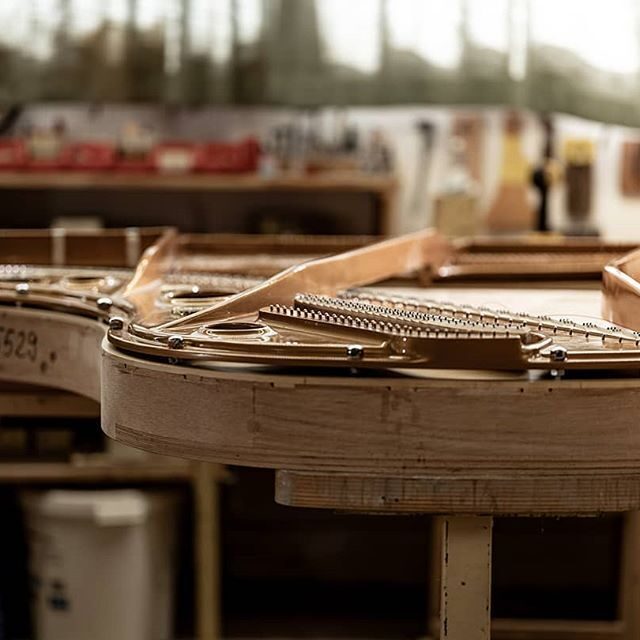 Flügelrahmen aus Holz in einer Klavierbauwerkstatt